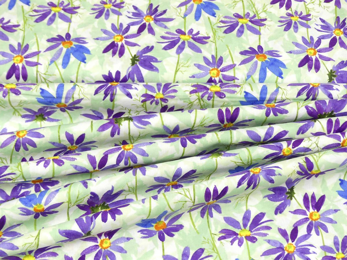 Patchworkstoff Clothworks aus der Serie Flowershop lila Blüten auf hellgrün Faltenwurf